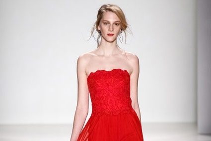 الدانتيل الشفّاف الأحمر من عروض نيويورك!