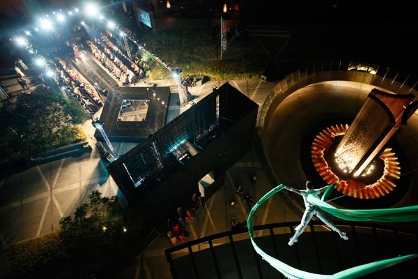 عرض أزياء عمودي على جدران 'برج خليفة' في مهرجان دبي للتسوق