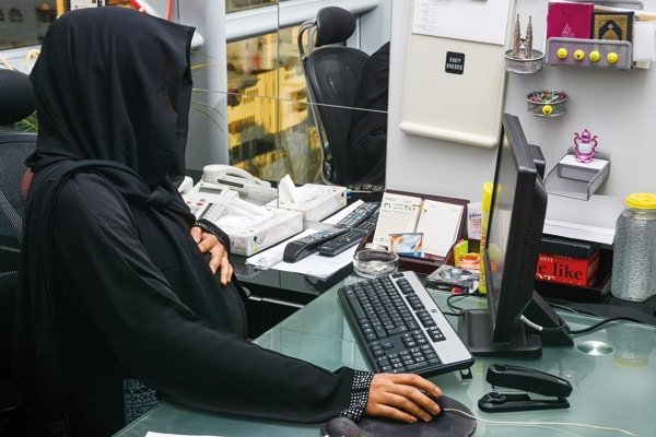 في السعودية: مطالبات بتعديل إجازة الأمومة في القطاع الخاص