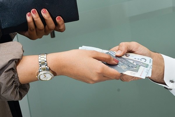 المرأة العاملة مستغلَّة أم متهمة بالأنانية؟!