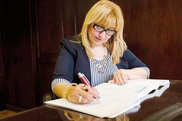 'يوميات أمّ عاملة' الدكتورة ألفت أدهم الخبيرة الدولية في التنمية البشرية...