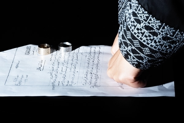 <strong  dir='ltr'>العصمة  في يدي!</strong> لماذا تصرّ المرأة أحياناً على هذا الشرط؟!