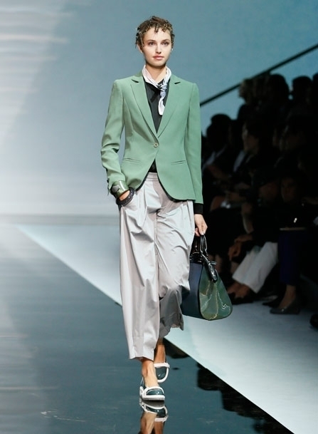 أقمشة مطبوعة، شبك وباييت لمجموعة رومانسيّة مستوحاة من الغيوم والخيال والزهور