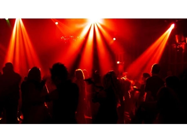 ضبط<strong  dir='ltr'> 14</strong> شاباً وفتاة في سهرة حمراء في عسير بالسعودية