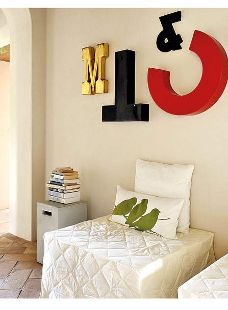 ركن في أحد الممرات في الطابق العلوي