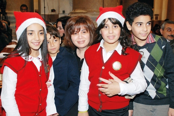 إلهام شاهين مع الأطقال