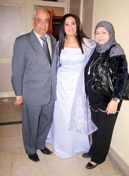 مروة تتوسط والديها