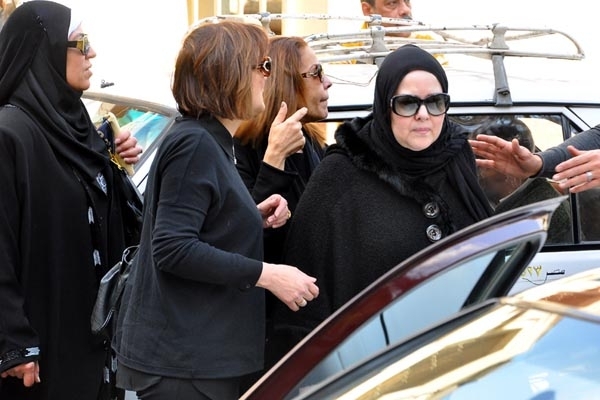 دلال عبد العزيز في جنازة والدة ميرفت أمين
