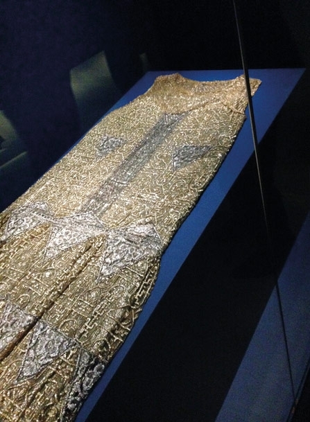 فستان مصنوع من خيوط الذهب والفضة