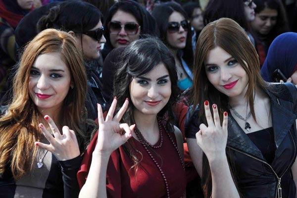 ثلاثة وجوه شابه يحلمن بالاشتراك بالبرنامج