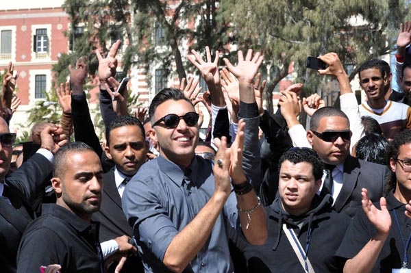 أحمد فهمي وسط الشباب