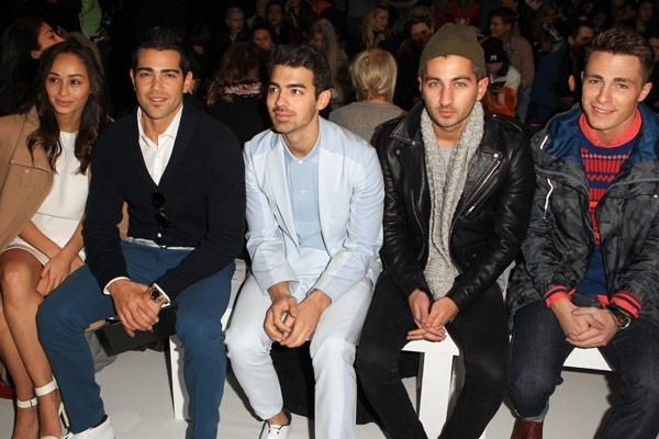 Cara Santana, Jesse Metcalfe, Joe Jonas et un ami, Colton Haynes at Lacoste Fashion Show Cara Santana, Jesse Metcalfe, Joe Jonas et un ami, Colton Haynes at Lacoste Fashion Show