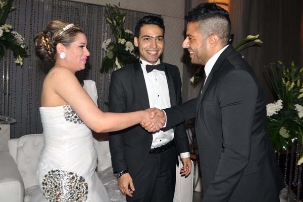 حماقي يهنئ العروسين