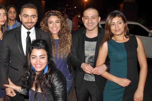 تامر حسني بجوار أمينة ودياب وزوجته