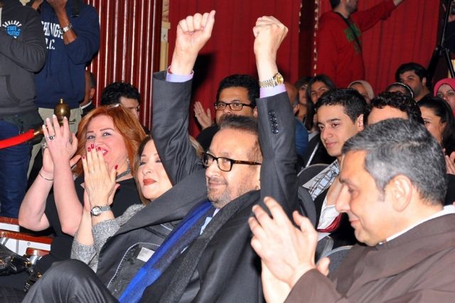 نور الشريف يرد تحيه الجمهور