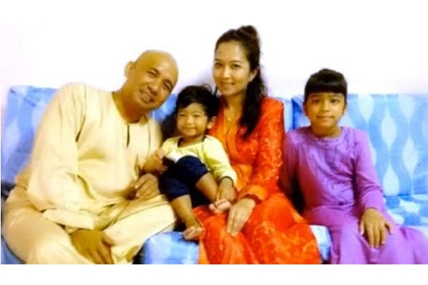 قائد الطائرة مع زوجته وأولاده