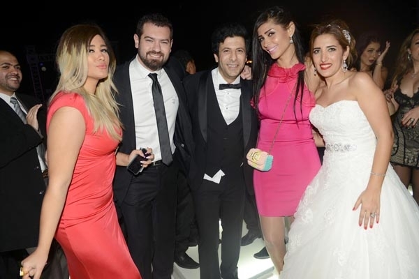 إياد وعروسه مع ساندي وشقيقها وعمرو يوسف