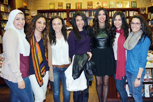 سارة فوزي وسط أصدقائها