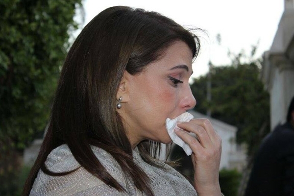 ماجدة الرومي تبكي على قبر يوسف شاهين