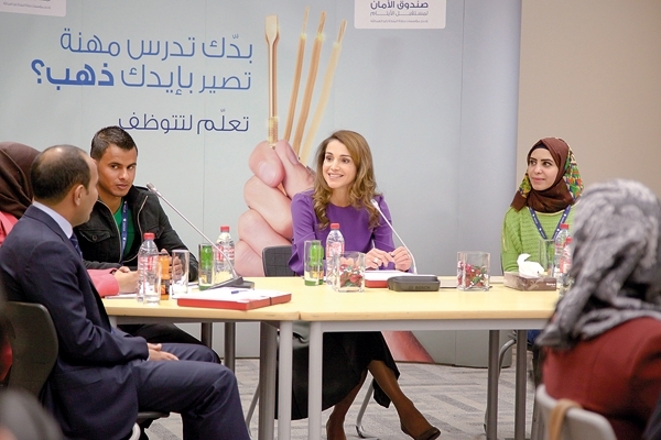 الملكة رانيا تلتقي مستفيدين من صندوق الأمان لمستقبل الأيتام في كلية القدس