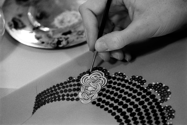 'في مديح الأيدي' معرض من  Van Cleef & Arpels في أيام التصميم دبي