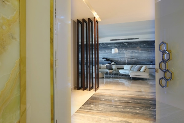 البحر في قلب المنزل يبسط زرقته ويفيض هدوءاً