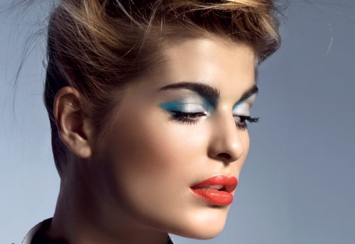 ماكياج العينين فضي