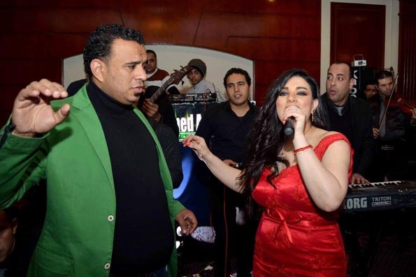 مروة نصر تحتفل بزفاف شقيقها بفستانين وأغنية