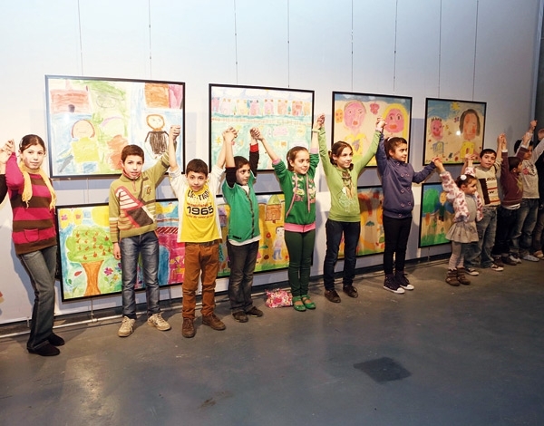 معرض فني دعماً لأطفال سورية