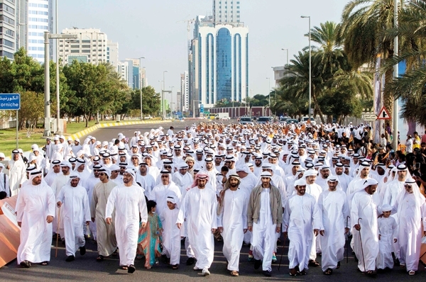 ولي عهد أبو ظبي يشارك في مسيرة انطلاق مهرجان قصر الحصن