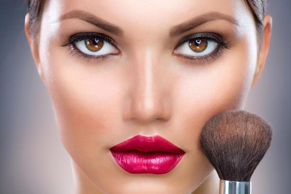 الماكياج المناسب لحفل عشاء ساهر