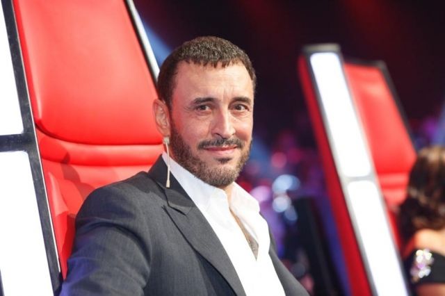 كاظم ضبط ربطة عنق أحد شباب فريقه في البروفة، من كان؟