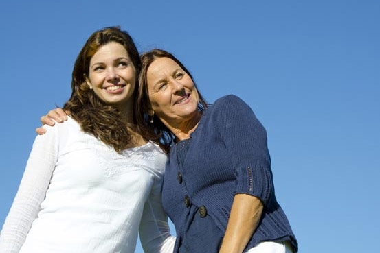 <strong  dir='ltr'>10</strong> علامات تؤكد أن أمك صديقتك المقربة