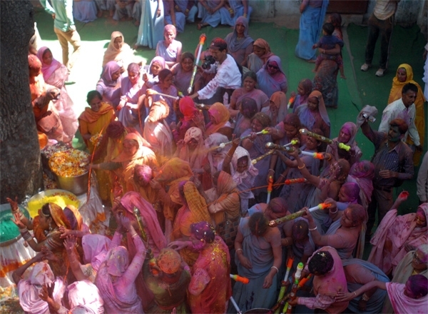 الهند تحتفل بمهرجان الألوان!