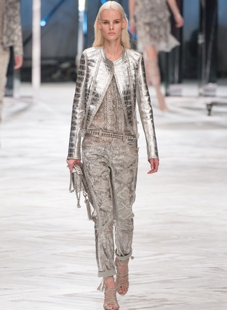 المصمم Roberto Cavalli يعيد الأناقة الغلامور إلى تصاميمه