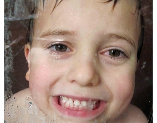 متى يستطيع طفلي الاستحمام بمفرده