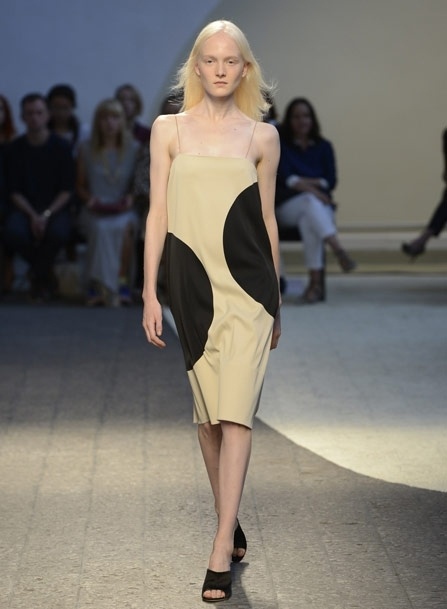 جمال المرأة في تصاميم ناعمة تبرز أنوثتها