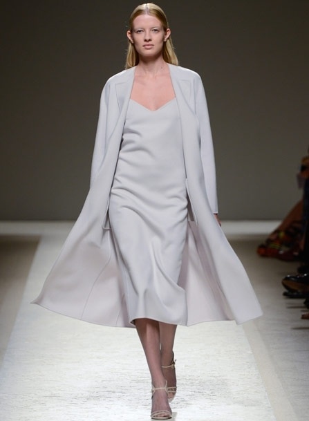 في Max Mara، عودة إلى البساطة والطلة بلون واحد