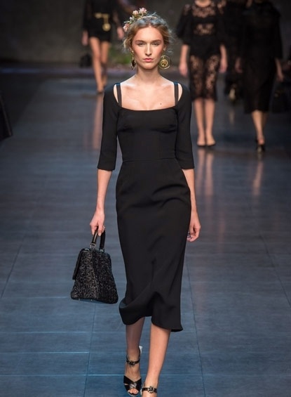 في Dolce & Gabbana، روماسنيّة الورود وسخرية النقود!