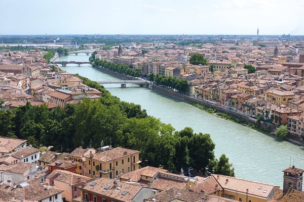 بالصور- هنا عاش روميو وجولييت، شاهدوا شرفة جولييت الحقيقية