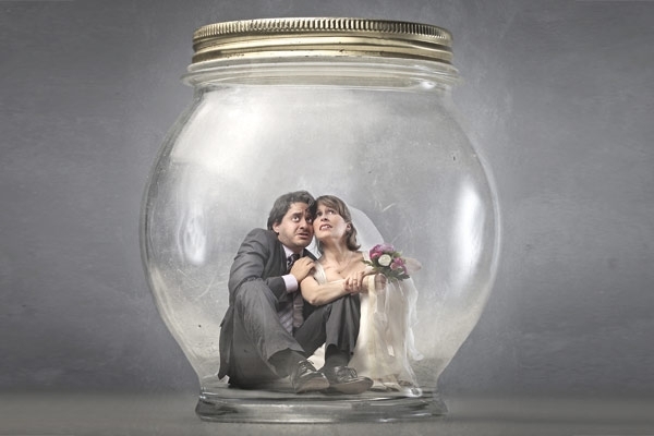 الزواج حرية أم تقييد للطموحات والآمال؟