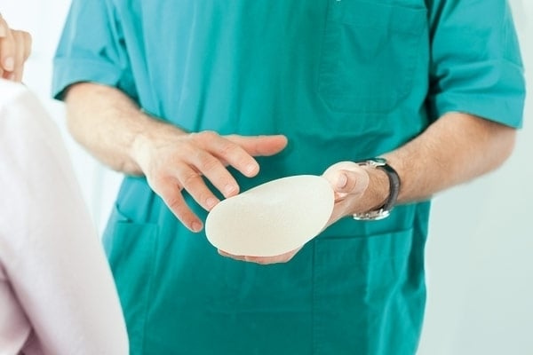 متى يكون حلالاً ومتى يحمل شبهة شرعية؟ التجميل بالحقن والسيليكون!