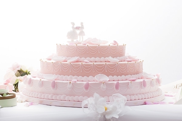 كعكة الزفاف تتراقص حولها النظرات وتلتهمها العيون!