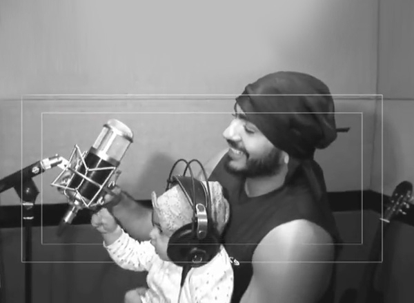 فيديو- تامر حسني يغني لتالية ويصوّر معها فيديو كليب في المنزل