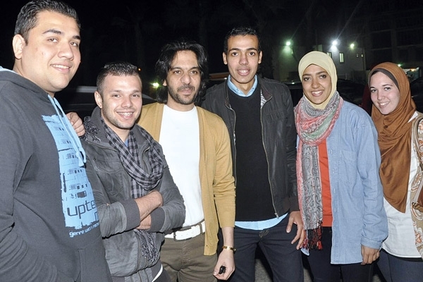 بهاء يتوسط بعض الشباب أثناء مغادرته الحفلة