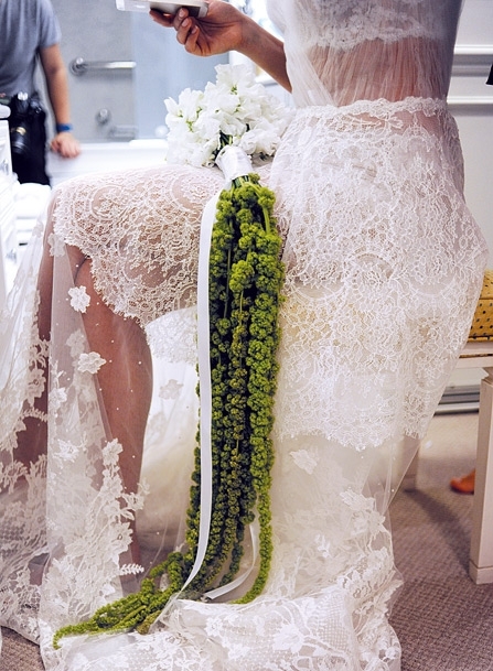 تشكيل فني لباقة فاخرة، تنساب مثل شلال