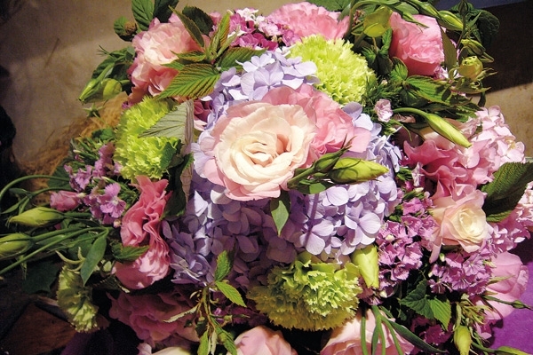 تنسيق من الأزهار الرومانسية من القرطنسية والورود بألوان ناعمة