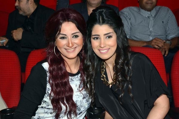 وفاء عامر مع شقيقتها آيتن