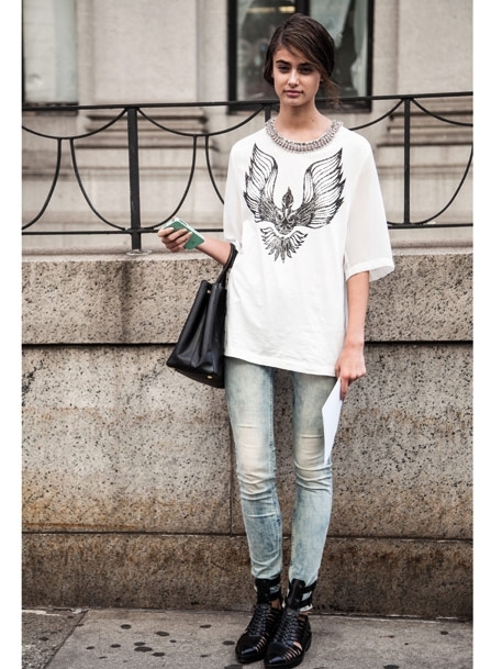 الجينز منسجم مع غطاء الهاتف الجوال