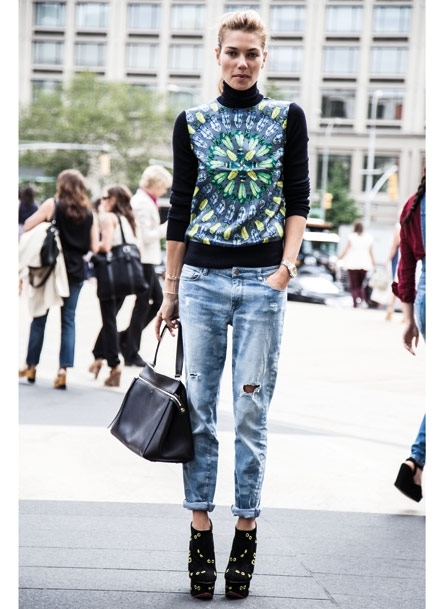 كنزة Kaleidoscope الدافئة مع جينز ممزق